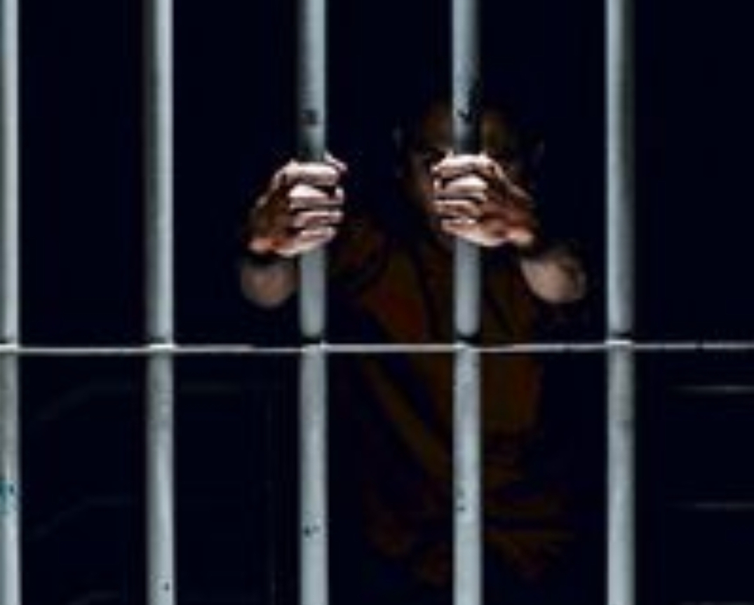 ❗Una oficial de prisión es encarcelada tras descubrirse un romance con un preso (debido a un tatuaje con el número de celda)