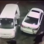 Hombre frustra asalto, echándole gasolina a los ladrones