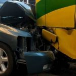 🚨Se impacta camión de pasajeros contra un vehículo particular.🚨