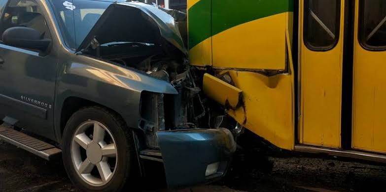 🚨Se impacta camión de pasajeros contra un vehículo particular.🚨