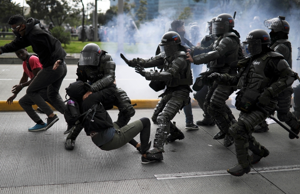 En este momento estás viendo En apoyo a la protesta,  en Colombia, Anonymous hackea páginas de Ejército, Senado y Presidencia