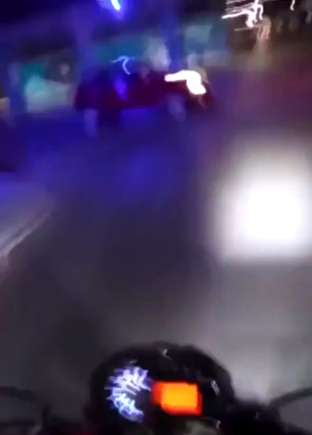 VIDEO  Mujer que viajaba con su pareja en motocicleta, muere al estrellarse con un vehículo, transmitía en vivo