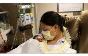Lee más sobre el artículo Mujer da a luz en pleno vuelo a Hawái, no sabía que estaba embarazada