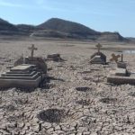 Panteón se deja ver en la presa de Bacurato, Sinaloa, debido a las sequías