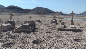 Lee más sobre el artículo Panteón se deja ver en la presa de Bacurato, Sinaloa, debido a las sequías