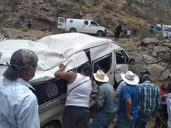 Familia de guanajuatenses sufre volcadura en Nieves.