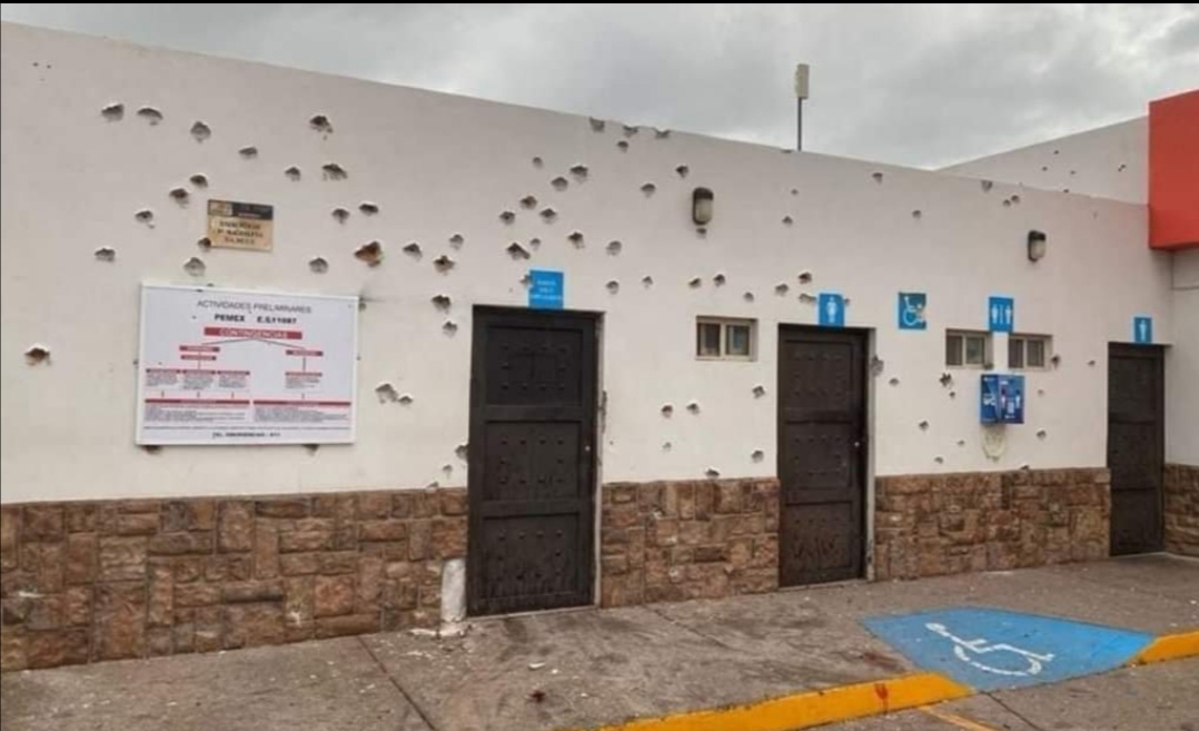 Feligreses se tiran pecho tierra dentro de una iglesia por balacera entre sicarios en Sonora