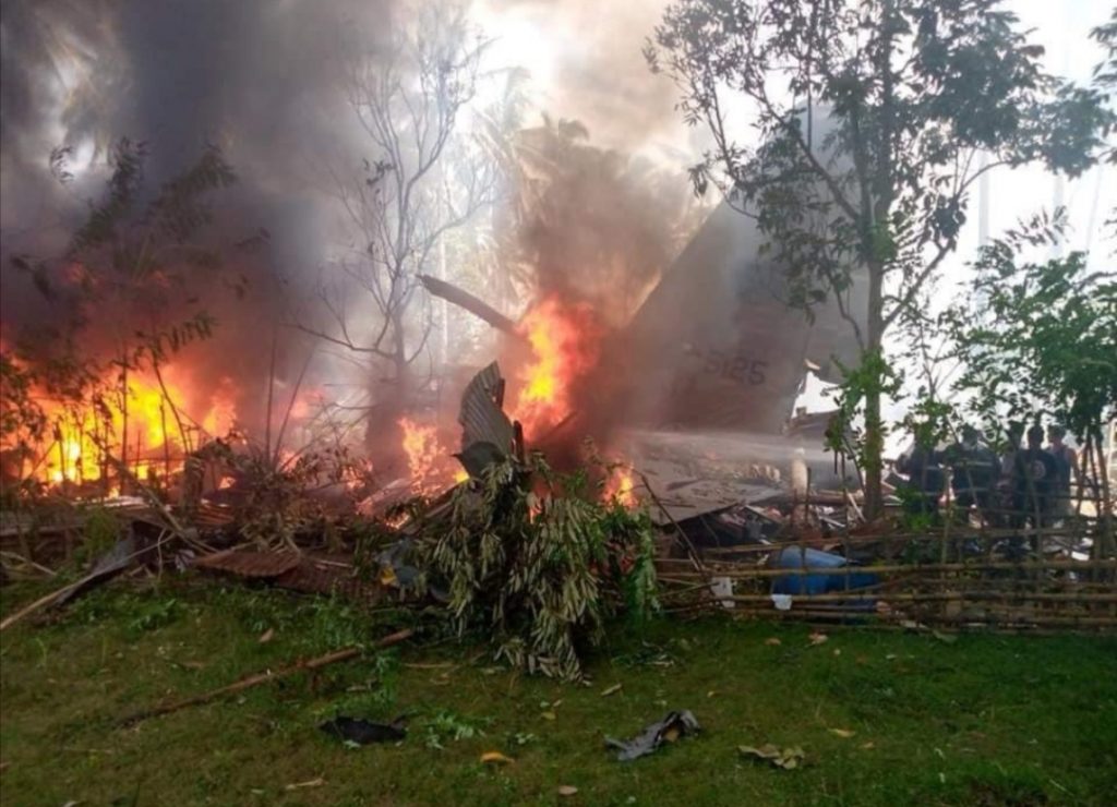 Accidente de avión militar deja al menos 45 fallecidos