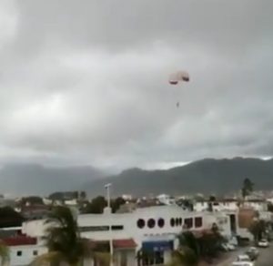 Lee más sobre el artículo Video: Paracaídas se rompe y mujer vuela sin control en Puerto Vallarta