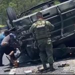 Un muerto y 25 heridos, es el saldo de volcadura de camión del ejército mexicano