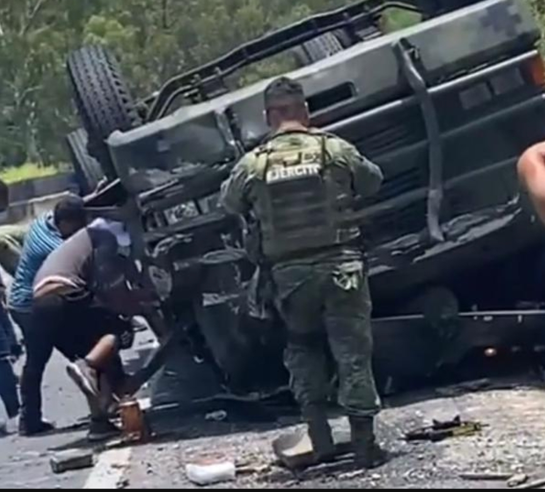 En este momento estás viendo Un muerto y 25 heridos, es el saldo de volcadura de camión del ejército mexicano