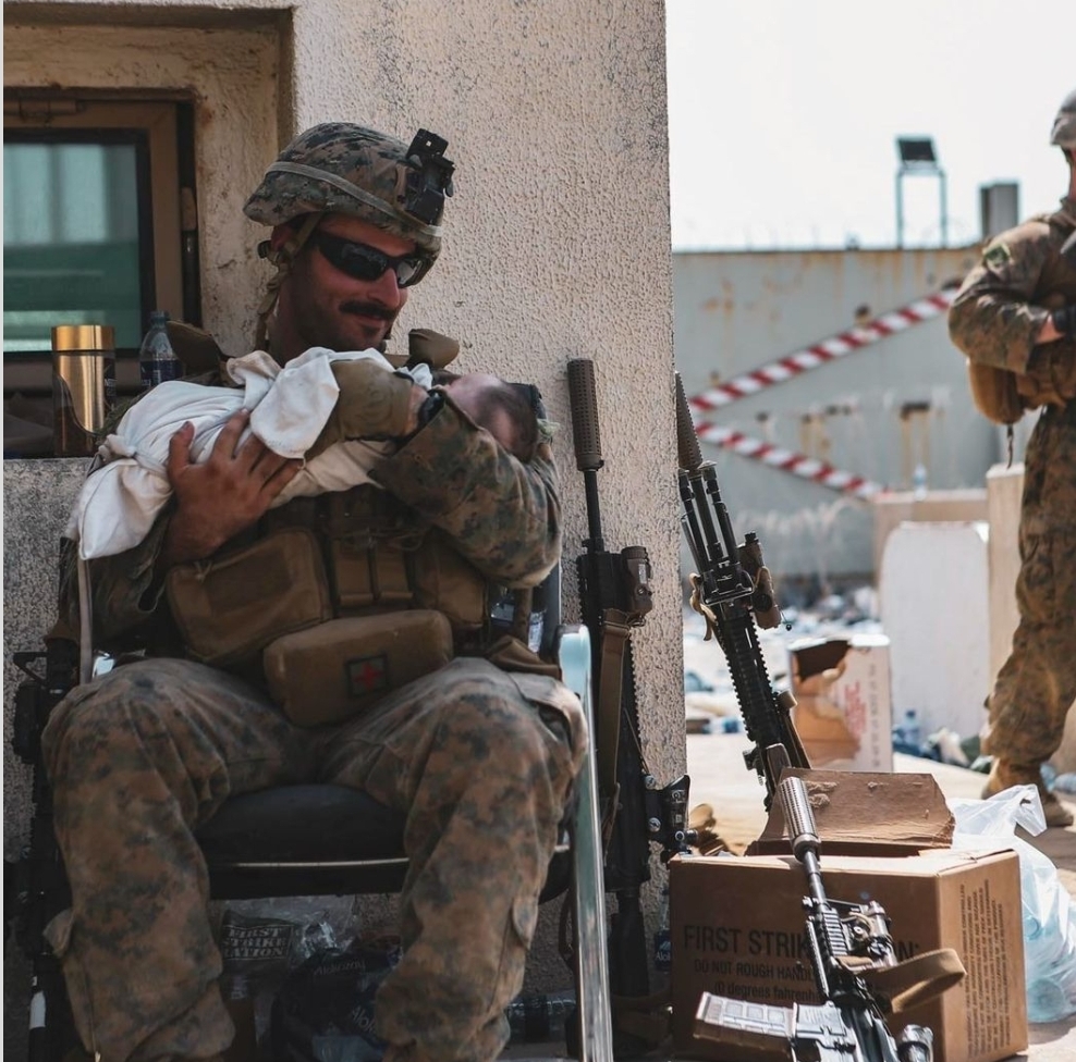 Marine estadounidense consuela a un bebé durante evacuación en Afganistán