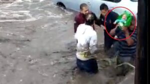 Lee más sobre el artículo Reportan 2 muertos por inundaciones en Ecatepec; rescatan a bebé. VIDEO