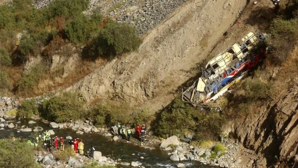 Autobús cae al vacío en Perú, hay al menos 29 muertos