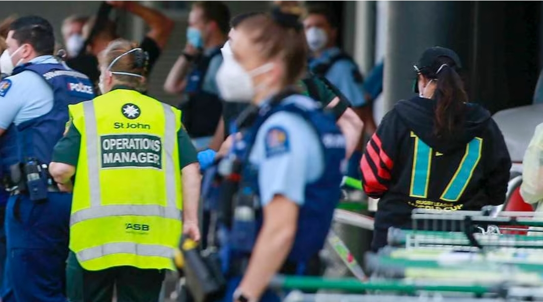 Lee más sobre el artículo Atentado terrorista en Nueva Zelanda: Hombre entra a supermercado y apuñala a 6 personas