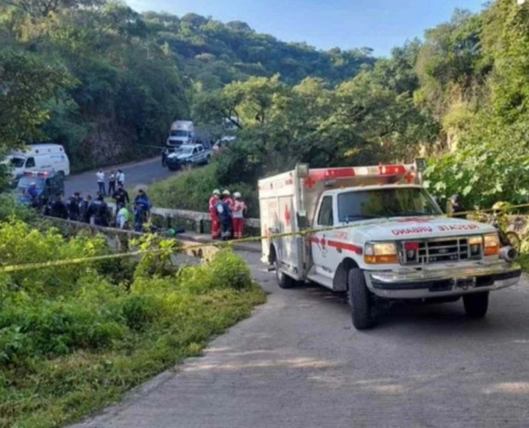 En este momento estás viendo Muere paramédico cuando asistía a motociclista que cayó a barranca en Morelos