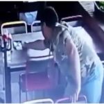 HDLCH: Captan a un tipo robándose el dinero de otra cuenta en un restaurante de Jalisco. VIDEO