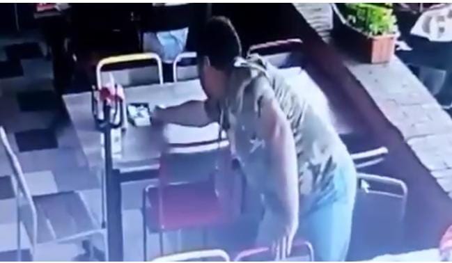 HDLCH: Captan a un tipo robándose el dinero de otra cuenta en un restaurante de Jalisco. VIDEO
