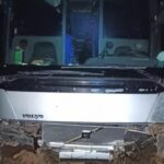 Choque entre autobús de pasajeros y camioneta deja a una mujer sin vida y varios lesionados.