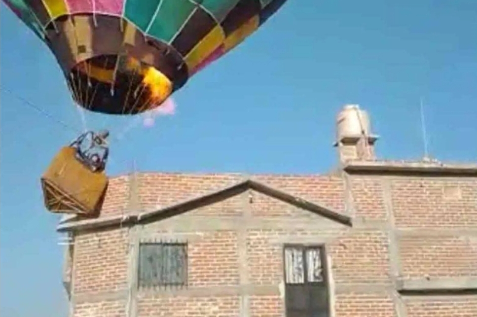 Video: Globo aerostático se impacta contra casa en León, Guanajuato