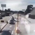 VIDEO: Momento en que tráiler se impacta en caseta de la autopista México-Puebla