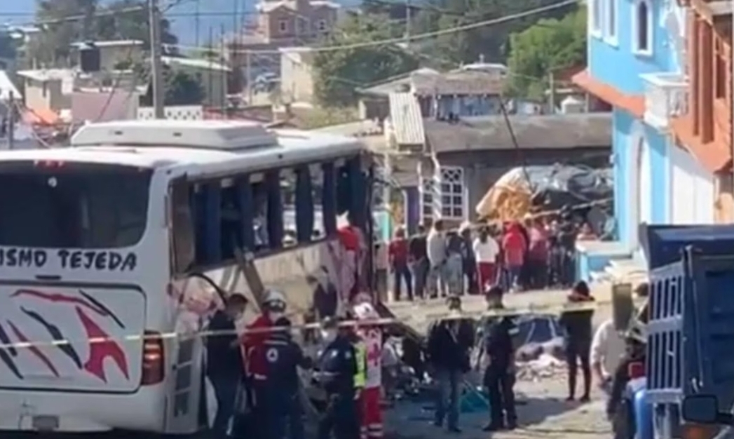 Accidente de autobús en Joquicingo suma al menos 19 muertos y 30 lesionados