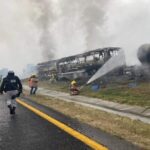 Choque entre dos camiones de pasajeros y una pipa con azufre, en la carretera San Luis Potosí-Querétaro