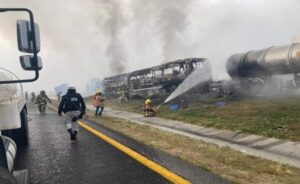 Lee más sobre el artículo Choque entre dos camiones de pasajeros y una pipa con azufre, en la carretera San Luis Potosí-Querétaro