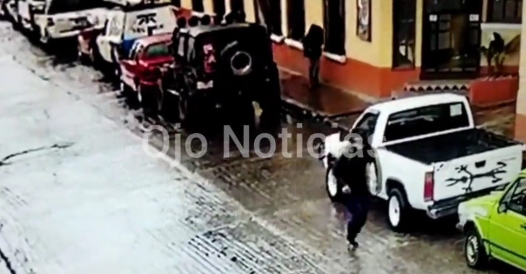 Video: sujeto apuñala a su suegra en una calle de Zacatlán, Puebla
