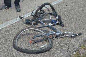 Lee más sobre el artículo Delincuente se roba una bicicleta y a una cuadra de hacerlo, lo atropellan.