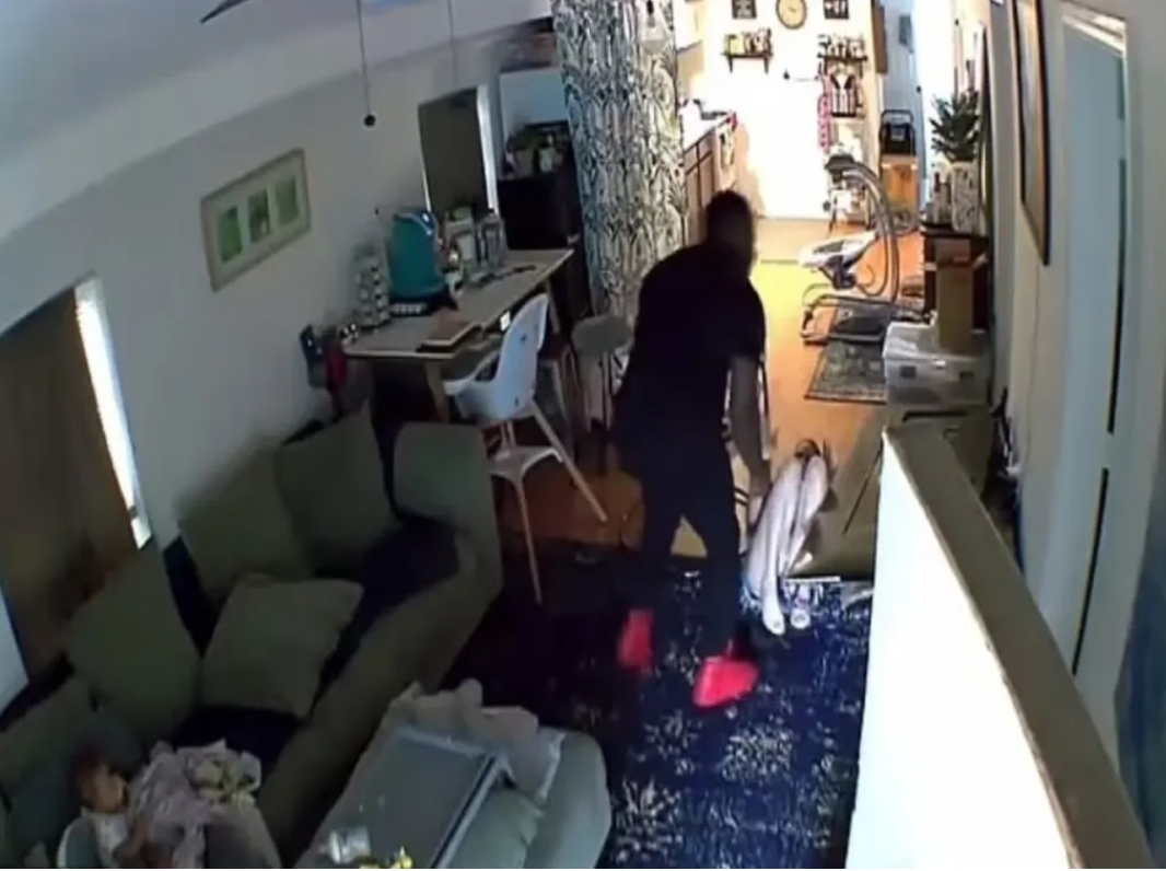 En este momento estás viendo Video: Ex jugador NFL golpea brutalmente a su esposa frente a su hijo de cinco meses