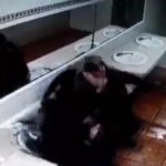 Les salió caro su romance: Policías rompen lavabo al sentarse en él para besarse y abrazarse