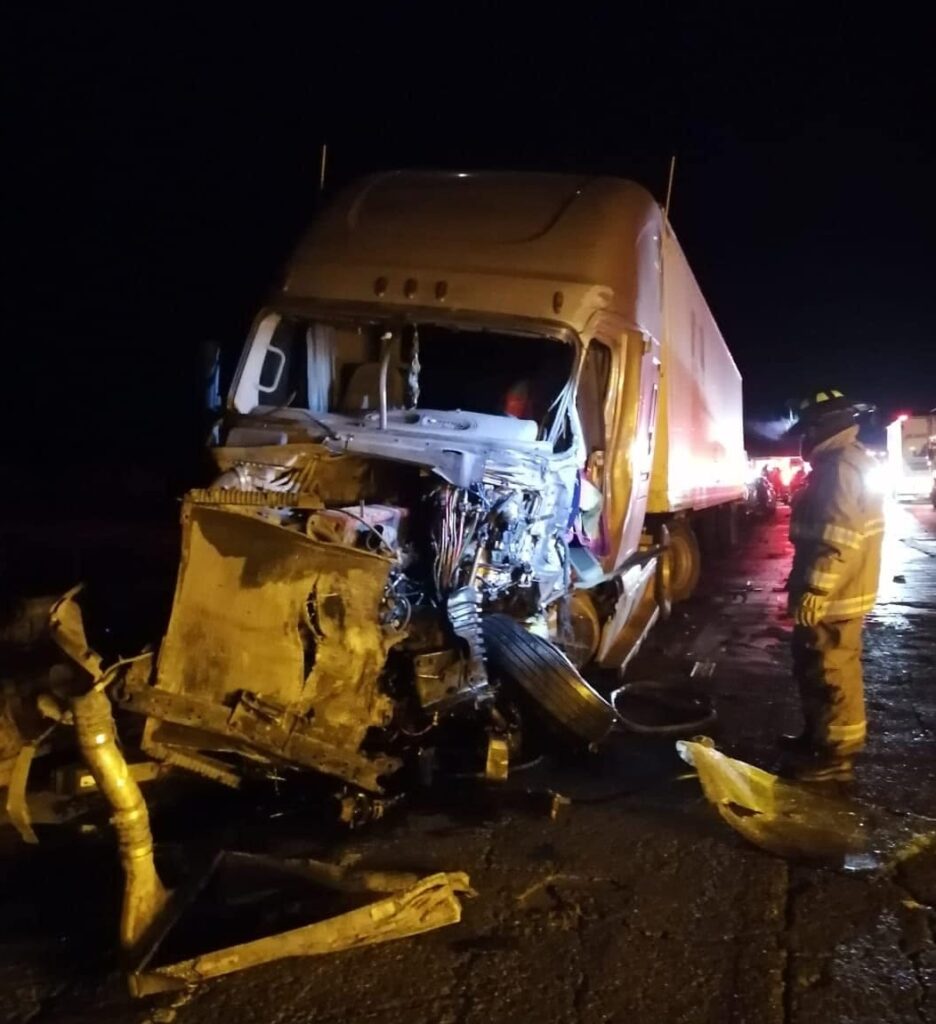 Aparatoso acccidente entre un autobús de pasajeros y un trailer en la autopista Osiris