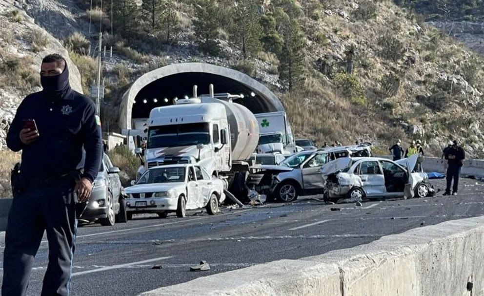 En este momento estás viendo Tráiler embiste varios vehículos en carretera de Coahuila; se reportan 4 muertos