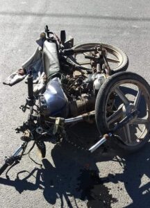 Lee más sobre el artículo Muere motociclista al impactarse contra una camioneta en Sain Alto
