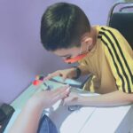 Niño de 8 años  aplica uñas para poder pagar la operación de su hermanito