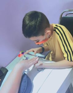 Lee más sobre el artículo Niño de 8 años  aplica uñas para poder pagar la operación de su hermanito