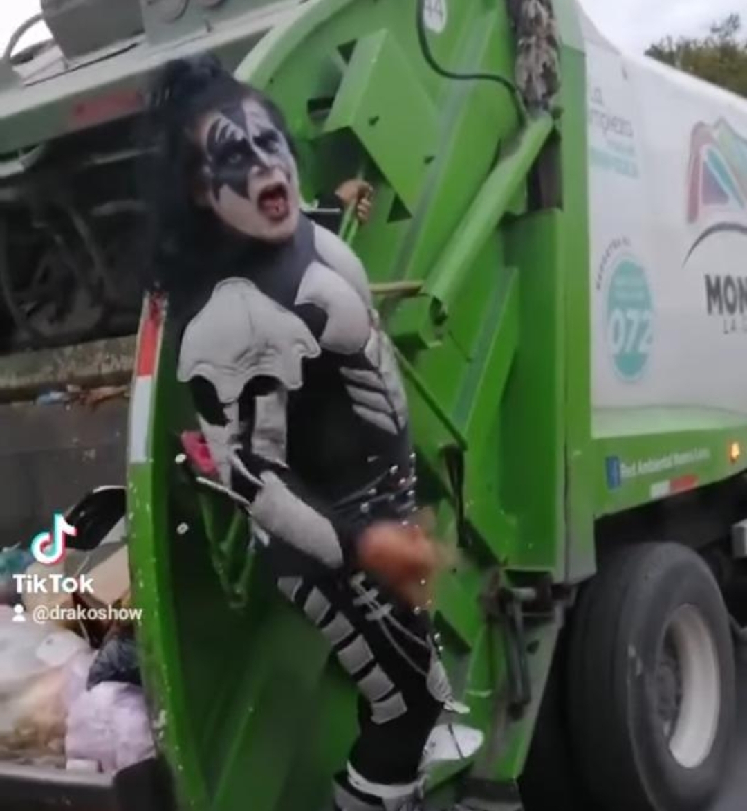 Recolector de basura en México se disfraza de miembro de Kiss, Gene Simmons lo elogia