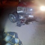Menor de edad pierde la vida al ser impactado por una camioneta; el joven se trasladaba en su motocicleta