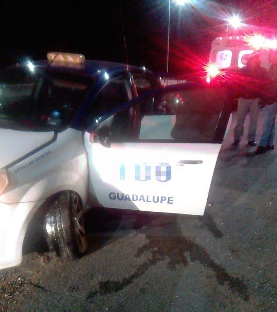 Taxista de Guadalupe sufre accidente con familiares a bordo
