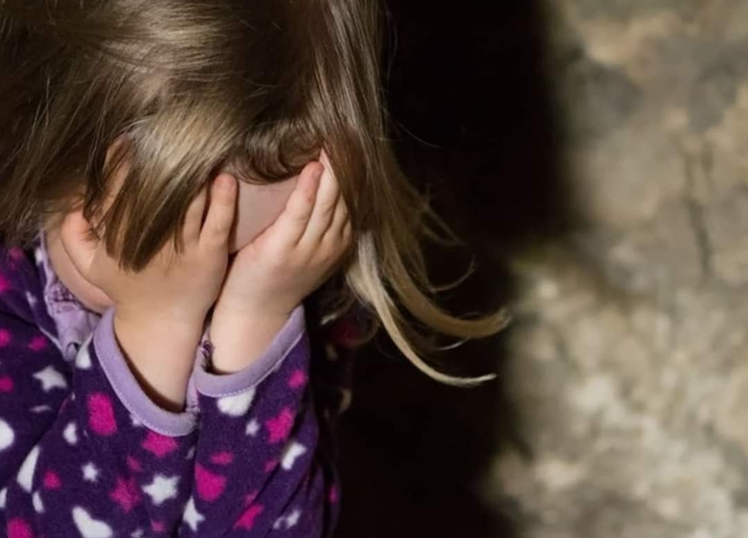 Encuentran a niña desaparecida en 2019 en un lugar secreto debajo de unas escaleras