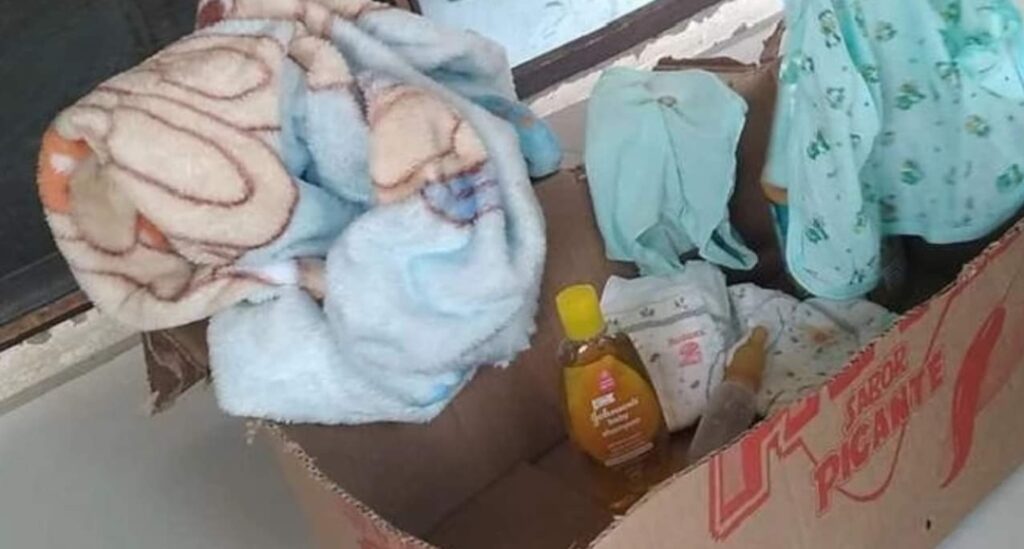 Bebé abandonado en una caja es rescatado; su madre, una niña de 14 años que sufrió abuso