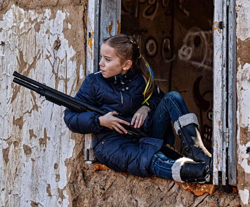 Niña de 9 años, desafía a Rusia con un rifle y una paleta