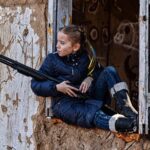 Niña de 9 años, desafía a Rusia con un rifle y una paleta