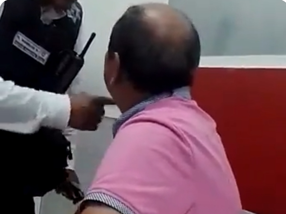 En este momento estás viendo Video: Policía cachetea a detenido y éste le regresa la bofetada