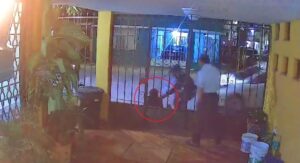 Lee más sobre el artículo Video: Secuestran a mujer en SLP mientras platicaba con un vecino