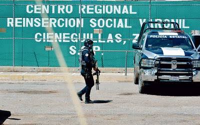 Trasladan a 99 reos del penal de cieneguillas en Zacatecas.