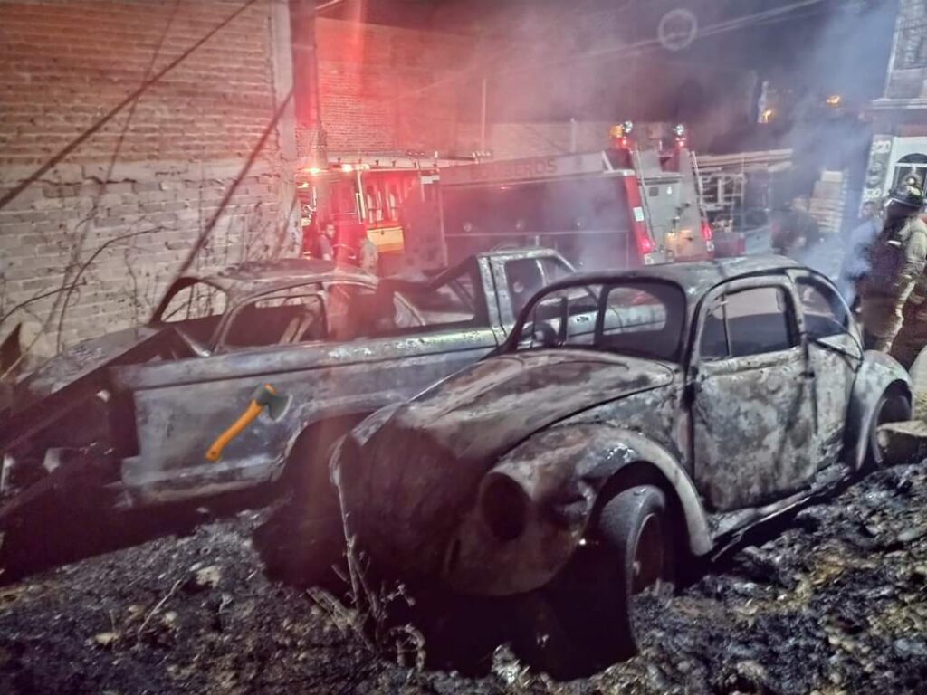Incendio consume automóviles en la colonia Huerta Vieja