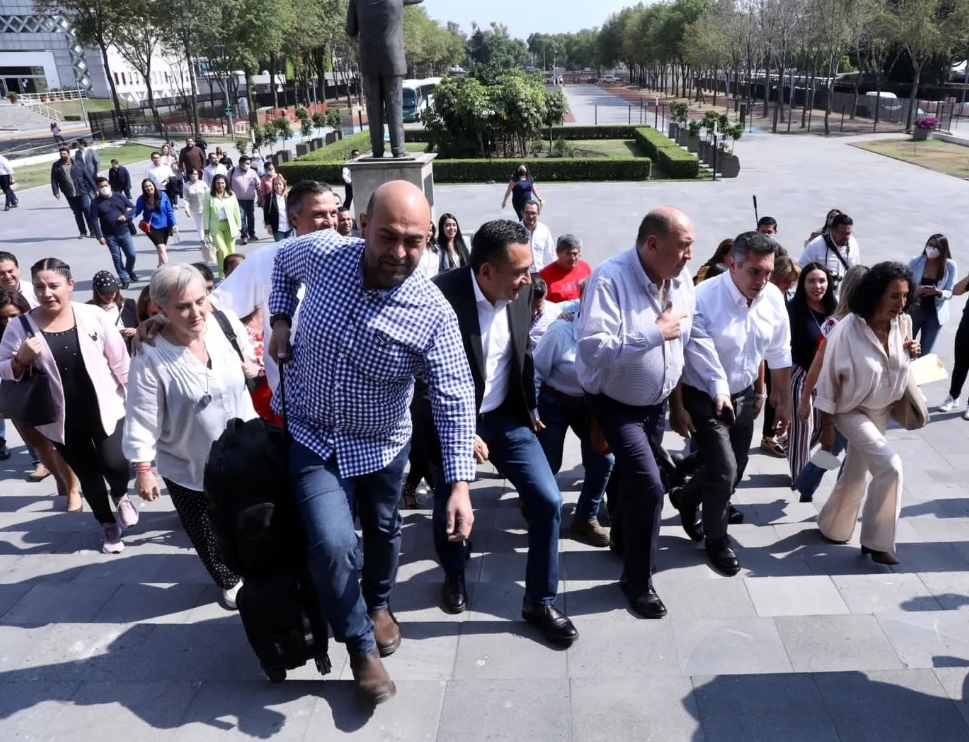Diputados de oposición llegan a San Lázaro; dormirán en oficinas para debatir Reforma Eléctrica el domingo