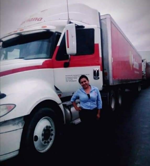 Laurita Garza 10-28, conductora de trailer originaria de San Pedro Buenavista, Villacorzo